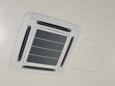 Soğutma ve havalandırma sistemi için tavana monte edilmiş klima kaset tipi. Binanın içinde sıcaklık kontrolü için modern Hvac teknolojisi, kapalı alanda rahat bir iklim yaratıyor.
