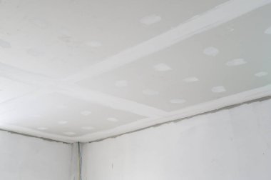 İç bina tadilatı devam ediyor. Alçıtaşı tavanı kuruldu. Pürüzsüz alçılama işlemi pürüzsüz kenarlara uygulanır. Elektrik kablosu hazır. Yeni tavanlar alanı geliştirir, inşaatı hızlandırır