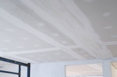 Alçıtaşı tavanı iç yenilemeden geçiyor. Elektrik kablolarının kenarlara yakın olduğu yerde pürüzsüz sıva kapakları var. İnşa süreci başlıyor