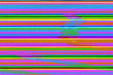 Güneydoğu Asyalı bir kadın çiçek desenli elbisesiyle pastel yeşil arka planda el ele gülümsüyor, neşeli ve kendinden emin bir yaz modası.