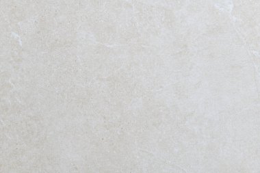 Seren beyaz taş doku arka planı. Modern ev iç tasarımında zarif bir duvar yüzeyi için basit minimalist malzeme, temiz ve sakin bir estetik sunuyor.