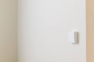 Beyaz duvardaki modern güvenlik sensörünün detaylarını kapat. ev yapımı ve yenileme projesi akıllı ev teknolojisi güvenliği ve ev güvenliği üzerine odaklandı