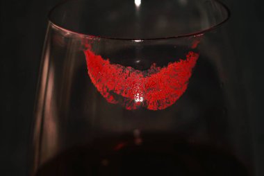 Bir bardak şaraba ruj sürüyorum. Ruj izi.