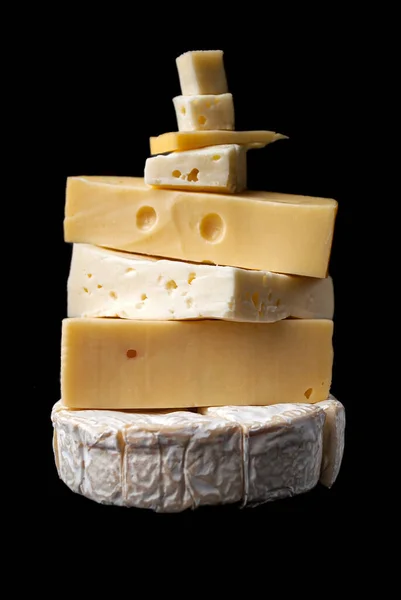 不同类型的奶酪在深色背景上的分类 不同类型的Pecorino Taleggio Fontina Camembert — 图库照片