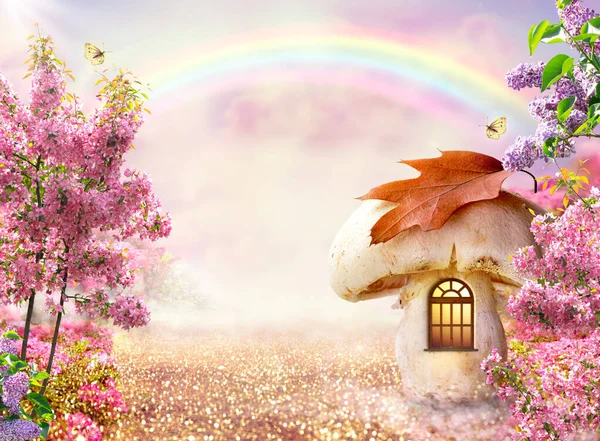 幻想童话森林与神奇的窗户在巨大的蘑菇侏儒屋 盛开的紫丁香和苹果树花园和天上的彩虹 迷人的道路上闪烁着灿烂的太阳光 — 图库照片