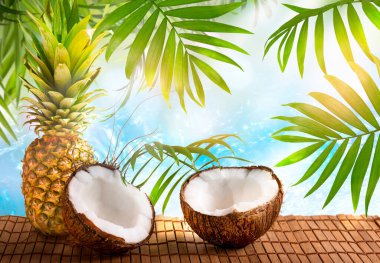 Kristal mavi deniz veya okyanus zemininde ananas ve hindistan cevizi palmiye yaprakları ve güneş ışınları, tropikal Karayipler veya Hawaii cennet manzarası, yaz turizmi, seyahat ve plaj tatili.