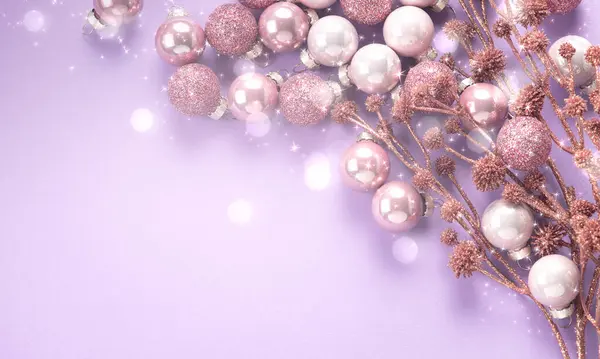 圣诞背景与一套球类玩具和装饰树枝的树装饰 新年假期概念与粉红和紫罗兰色装饰和复制空间 顶部视图 免版税图库图片