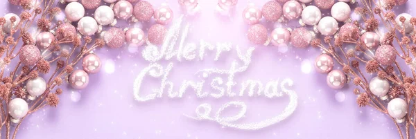 木のデコラトンのための球のおもちゃそして装飾的な黄金の枝のセットが付いているクリスマスの挨拶カード ピンクとバイオレットの色で装飾された新年の冬の休日のバナーの背景 トップビュー写真 ストック写真