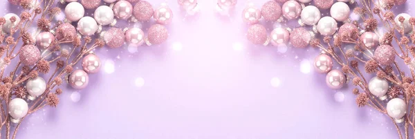 木デコラトンのためのボールのおもちゃと装飾的な黄金の枝のセットのクリスマスの背景 ピンクとバイオレットの色とコピースペースで装飾された新年の冬の休日のコンセプトバナー トップビュー写真 ストックフォト