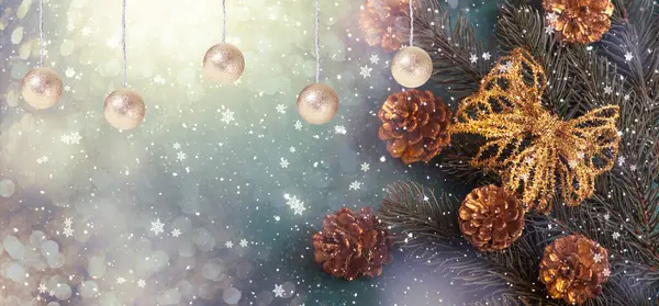 Noel arkaplanı dekoratif dallar, altın fiyonk, sallanan toplar ve ağaç süslemeleri. Yeni yıl kış tatili konsepti mavi ve altın renkli dekorlar ve fotokopi alanı, üst görünüm