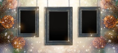 Noel arkaplanı, üç resim çerçevesi modeli, dekoratif köknar ağacı dalı ve dekorasyon için koni. Yılbaşı tatili fotoğraf albümü konsepti dekor ve fotokopi alanı, karlı geniş afiş.