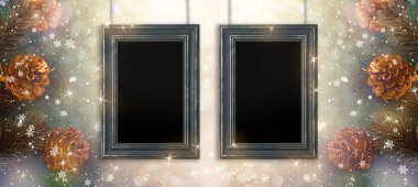 Noel arkaplanı, iki resim çerçevesi maketi, dekoratif köknar ağacı dalı ve dekorasyon için koni. Yılbaşı tatili fotoğraf albümü konsepti dekor ve fotokopi alanı, karlı geniş afiş.