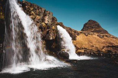 Yüzüklerin Efendisi 'nden bir şelalesi olan ünlü dağ. İzlanda 'nın dokunulmamış doğası