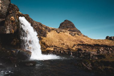 Yüzüklerin Efendisi 'nden bir şelalesi olan ünlü dağ. İzlanda 'nın dokunulmamış doğası