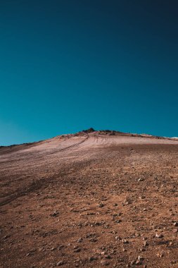Kum ve tuz tepecikleri. Taş dağ çölü. Mars 'ın manzarası. Dokunulmamış doğa