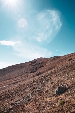 Kum ve tuz tepecikleri. Taş dağ çölü. Mars 'ın manzarası. Dokunulmamış doğa