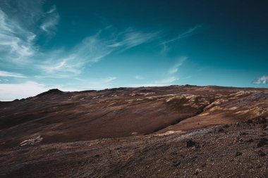 Kum ve tuz tepecikleri. Taş dağ çölü. Mars 'ın manzarası. Dokunulmamış doğa
