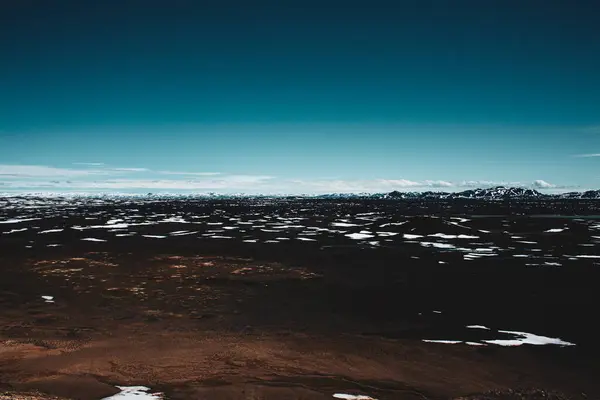 Kum ve tuz tepecikleri. Taş dağ çölü. Mars 'ın manzarası. Dokunulmamış doğa