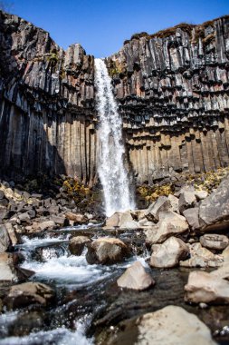 Dağlardaki güzel şelale dokunulmamış doğada