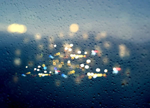 Rozjaśnienie Deszczu Krople Szybie Okna Samochód Noc Światła Rozmyte Flary — Zdjęcie stockowe