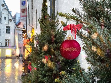 İlk tüttüren Noel ağacı ve kırmızı top Ortaçağ şehri Tallinn 'de ultrason süslemesiyle