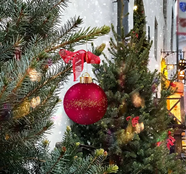 Weihnachtsbaum Der Stadt Grüner Baum Und Rote Kugel Mit Dekoration — Stockfoto