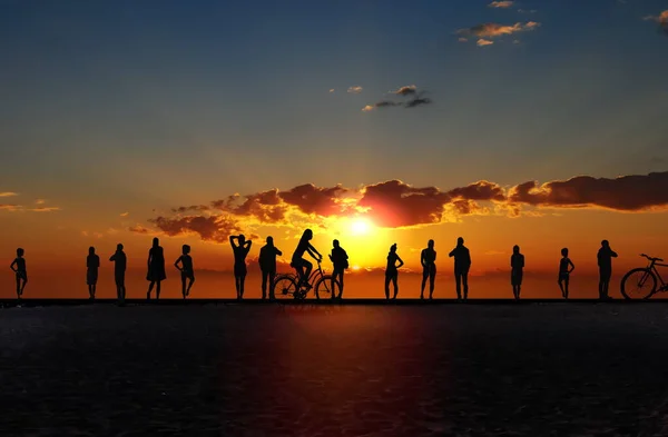 Sylwetka Ludzi Różowym Złocie Pomarańczowy Zachód Słońca Plaży Promenadzie Relaks — Zdjęcie stockowe