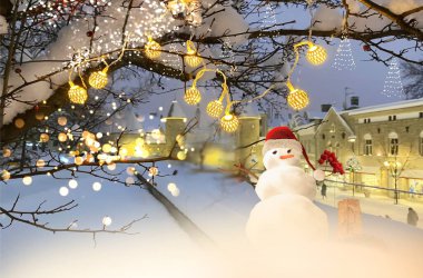 Noel Gecesi sokak dekorasyonu Noel Baba Kupası ortaçağ evleri ve fener ışığı ile Kardan Adam, insanlar Festive Tallinn eski kasaba arka planı, kış şablonu