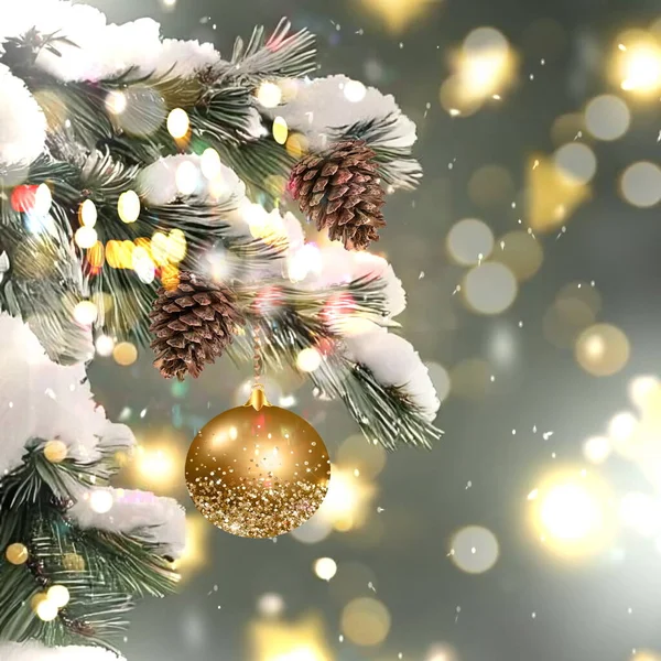 雪とお祝いの照明光とボール金のコンフェッティと雪のフレークで覆われたクリスマスツリーの枝冬の休日の背景テンプレートバナーカードテンプレート — ストック写真