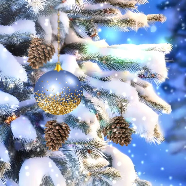 Kerstboom Tak Bedekt Met Sneeuw Feestelijke Verlichting Licht Bal Goud — Stockfoto