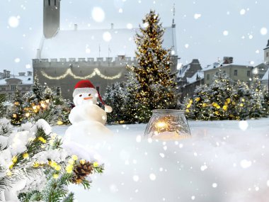 Tallinn 'in eski kasabasında Noel, yeşil ağaç pazarı, kardaki mum ışığı, bulanık bokeh ışığı aydınlatması, kasaba meydanı, snoflackes üfleme, insanlar yürür ve bayramları kutlar.