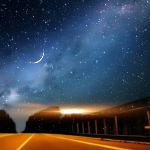 Csillagos Éjszaka Kék Naplemente Gerenda Fáklyák Köd Tejút Természet Táj — Stock Fotó