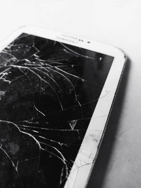 Güney Tangerang, Endonezya - 22 Ağustos 2025: Hasar ve cihaz giysisini gösteren kırık ve tozlu bir ekranla gösterilen Samsung tableti. Sadece editör kullanımı.