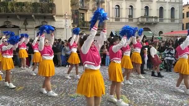 Verona Italia Febrero 2023 Desfile Carros Máscaras Durante Carnaval Ciudad — Vídeos de Stock
