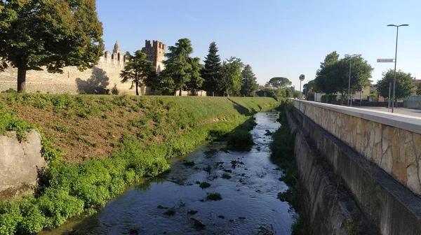 İtalya 'nın Verona şehrindeki Soave Kalesi.