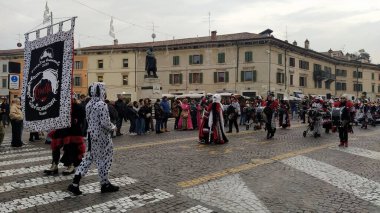 VERONA, İtalya-Ocak 2024: Verona 'daki Avrupa karnavalı sırasında bando ve maskeler geçit töreni. Verona şehir merkezinde geçit töreni.