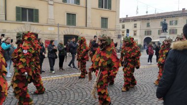 VERONA, İtalya-Ocak 2024: Verona 'daki Avrupa karnavalı sırasında bando ve maskeler geçit töreni. Verona şehir merkezinde geçit töreni.