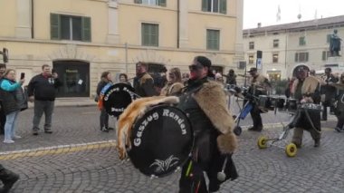 VERONA, İtalya-Ocak 2024: Verona 'daki Avrupa karnavalı sırasında bando ve maskeler geçit töreni. Verona şehir merkezinde geçit töreni. 
