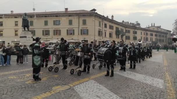 Verona Italia Enero 2024 Bandas Máscaras Desfilan Durante Carnaval Europeo — Vídeo de stock