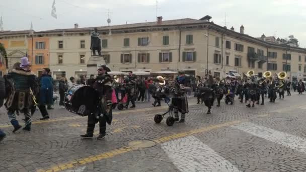 Verona Italia Enero 2024 Bandas Máscaras Desfilan Durante Carnaval Europeo — Vídeos de Stock