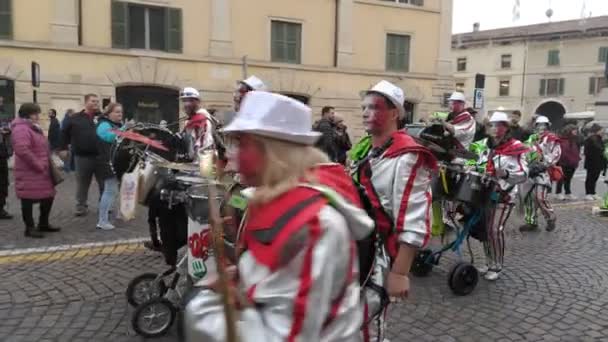 维罗纳 意大利 2024年1月 在维罗纳市举行的欧洲狂欢节期间 乐队和面具游行 游行穿过维罗纳市中心 — 图库视频影像