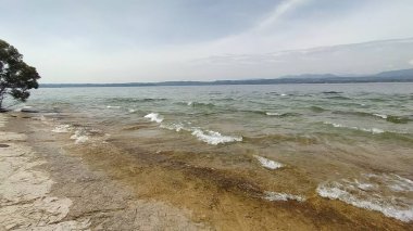 İtalya 'da Garda Gölü' ndeki Sirmione kasabası manzarası