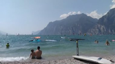 İtalya, Garda Gölü 'ndeki Torbole kasabasında uçurtma.