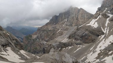 İtalya 'da Dolomitler Üzerine Bivacco dal Bianco