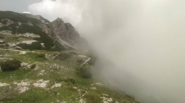 İtalya 'daki Lessini Dağları' nda yürüyüş.