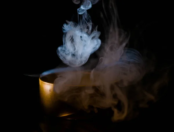 Led Zlaté Krabici Kouřem Barevným Kouřem Modrým Kouřem Šedým Kouřem — Stock fotografie
