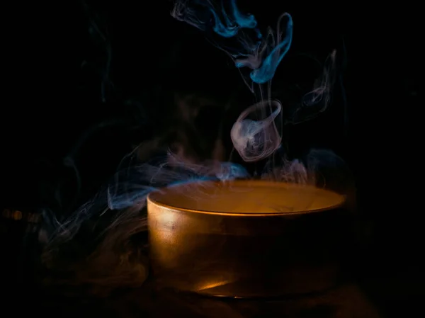 金色盒子里的冰 五颜六色的烟 蓝色的烟 灰色的烟 糖浆里的冰 美味的冰 黑暗背景下的空间图像 — 图库照片