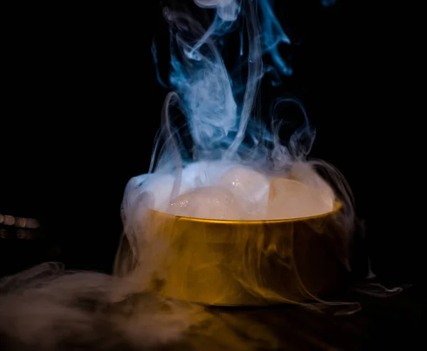 Jég Egy Arany Dobozban Füsttel Színes Füsttel Kék Füsttel Szürke — Stock Fotó