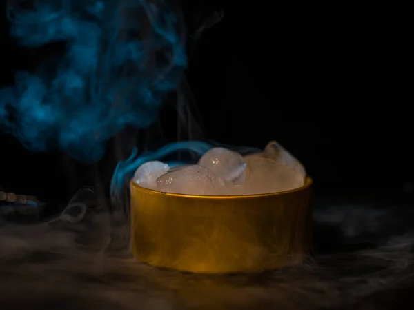 Gelo Uma Caixa Dourada Com Fumaça Fumaça Colorida Fumaça Azul — Fotografia de Stock