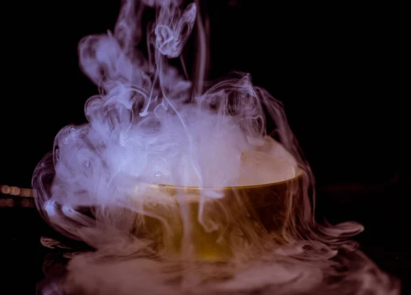 Jég Egy Arany Dobozban Füsttel Színes Füsttel Kék Füsttel Szürke — Stock Fotó